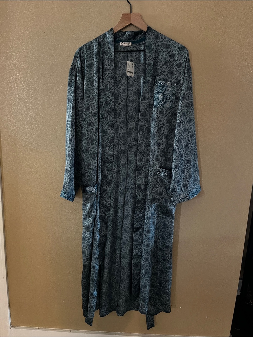 Luxe Robe - Picture 1 of 4